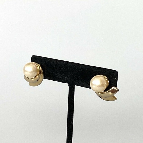 TAT Swirl design gold tone faux pearl stud earrings Signed - Picture 1 of 12